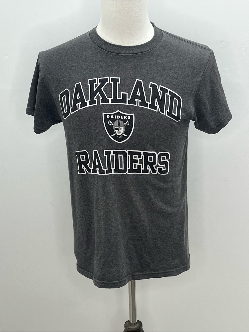 NFL Team Apparel Mens Oakland Raiders Gray Short Sleeve T-Shirt Small